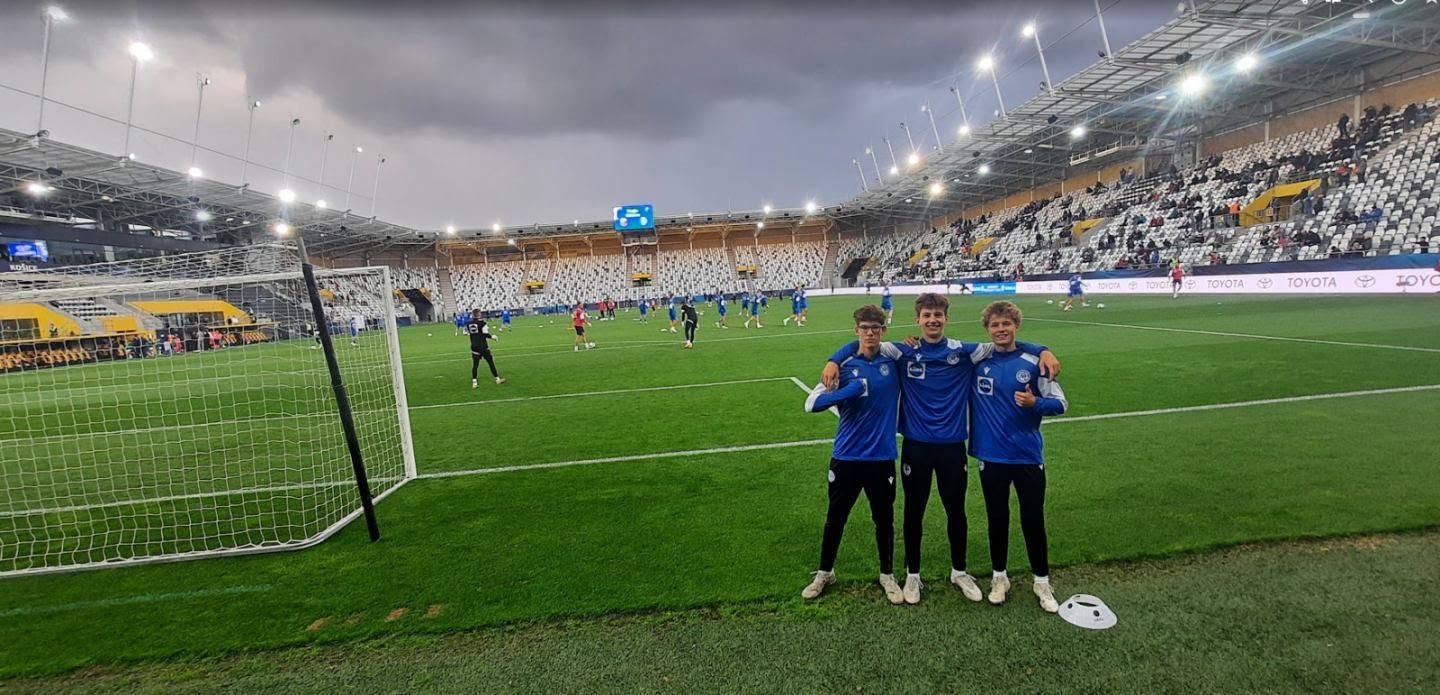 Traja hráči Slávie pri bránke počas rozcvičky reprezentácie