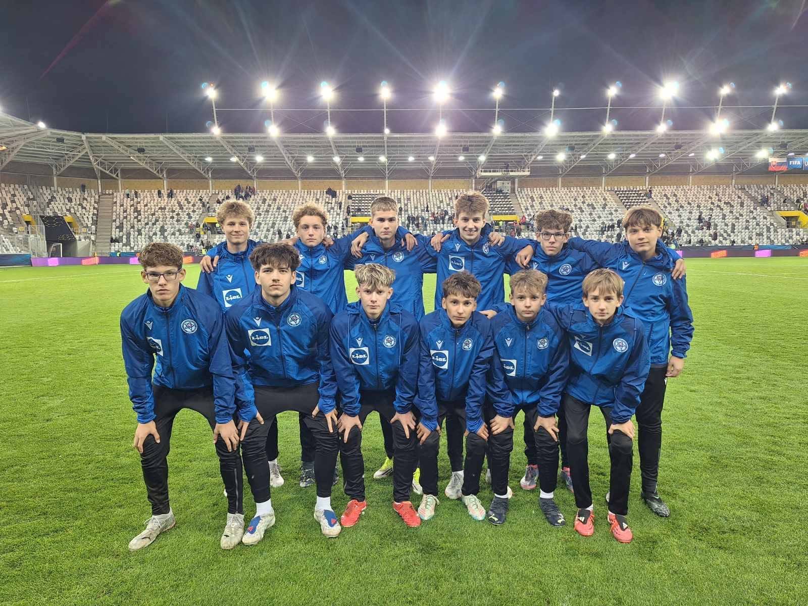 Hráči FK Slávia TU Košice ročníkov 2011 a 2012 na trávniku Košickej futbalovej arény