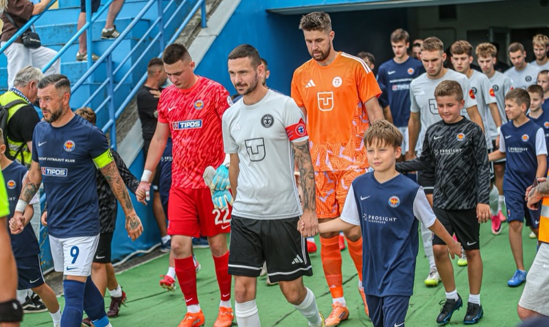 Nástup mužstiev na derby