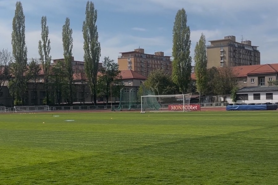 Hracia plocha štadióna TUKE s atletickou dráhou